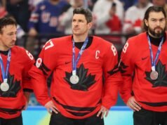 O capitão do Canadá, Sidney Crosby, está de fora do jogo da medalha de ouro olímpica