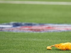 A NFL está considerando permitir que os oficiais de replay joguem bandeiras
