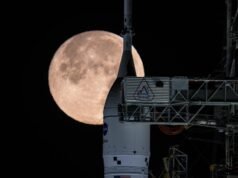 Em 25 de fevereiro, observe a NASA retirar o foguete lunar Artemis 2 da plataforma de lançamento para resolver o mau funcionamento
