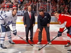 Tkachuk e Matthews comemoram o ouro com lançamento cerimonial do disco