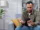 Homem indignado com o que acontece com fones de ouvido no aeroporto: ‘Me deixou tão bravo’