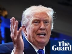 Furioso, Trump assina imposto global de 10% após suprema corte emitir golpe tarifário | Donald Trump