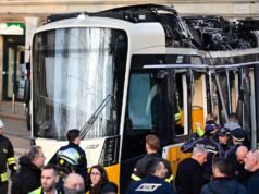 Duas pessoas morreram e pelo menos 38 ficaram feridas quando um bonde descarrilou em Milão