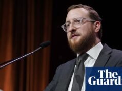 O proprietário do Politico, Axel Springer, junta-se à oferta rival do Telegraph liderada por Dovid Efune | Grupo de mídia telegráfica