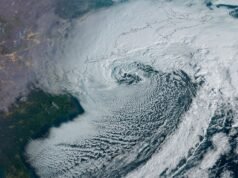 Satélite observa ciclone bomba trazendo neve e relâmpagos para atingir o nordeste dos EUA