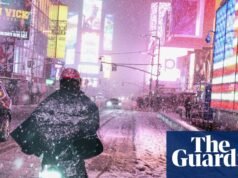 Nada como trabalho na neve: a Blizzard fecha o nordeste dos EUA – em fotos