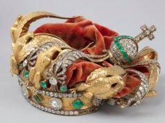 NAS FOTOS | Uma preciosa coroa abandonada e danificada por ladrões do Louvre pode ser salva