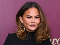 Chrissy Teigen detalha como o elenco de Star Search Sobriety apoiou Journey