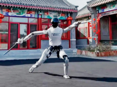 Robô humanóide deslumbra com dança de espada tradicional chinesa