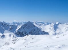 Dois snowboarders perderam a vida depois de serem deixados fora da pista em uma geleira durante uma avalanche na Áustria.