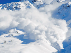 Descarrilamento nos Alpes Suíços depois que uma avalanche interrompeu a principal rota ferroviária de Lotschberg