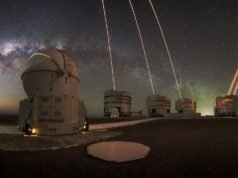 Raios laser projetam “estrelas artificiais” sobre uma foto do Chile em 17 de fevereiro de 2026