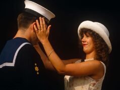 Um encontro casual com a tripulação de cabine em uma escala no Caribe em 1998 muda tudo