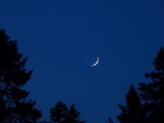 Após o pôr do sol em 19 de fevereiro, veja uma fina lua crescente brilhando com Saturno