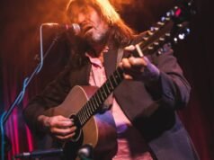 A esposa de Evan Dando está se manifestando depois que o vocalista do Lemonheads foi hospitalizado