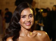 Jessica Alba surpreende com um biquíni fio dental decotado em um dia de praia