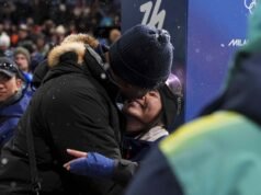 Chloe Kim e Myles Garrett selam a medalha de prata com um beijo nos Jogos Olímpicos de Inverno de 2026