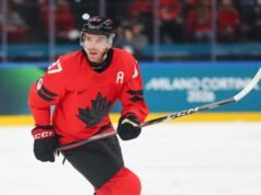 Connor McDavid atira no Canadá para o jogo da medalha de ouro olímpica contra os EUA
