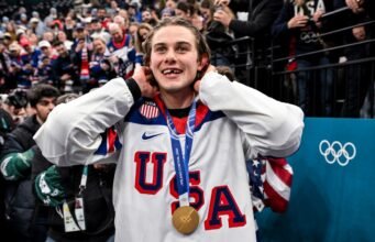 Jack Hughes, da América, que perdeu os dentes na conquista da medalha de ouro olímpica, quebrou o silêncio