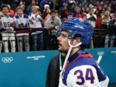 O Aston Matthews dos EUA enviou uma mensagem forte antes do jogo pela medalha de ouro contra o Canadá