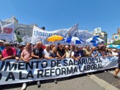 Manifestantes entram em confronto com a polícia e jogam coquetéis molotov do lado de fora do Congresso Nacional. Política El Intransigente
