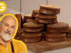 O truque de Oswaldo Grass para fazer os alfajores parecerem a costa de Mar del Plata mostra El Intransigente.