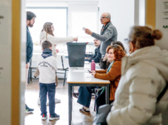 As crianças foram autorizadas a votar falsamente com personagens de desenhos animados nas sondagens portuguesas