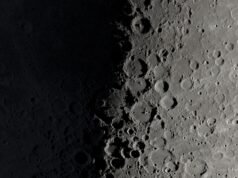 Observe a lua crescente meio escura esta noite: procure as sombras das montanhas na superfície lunar