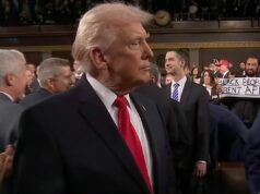 Al Green segura uma placa dizendo “Negros não são macacos” atrás de Donald Trump no discurso sobre o Estado da União