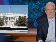 Jon Stewart considera MAGA ‘patético’ pela indignação com o show do Super Bowl de Bad Bunny