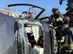 FOTOS: 3 pessoas enviadas ao hospital depois que bombeiros salvaram carro capotado em acidente em Vancouver