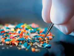 Novo método de energia solar de pesquisadores belgas transforma plásticos em ácido acético