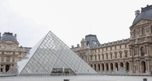 França: Renúncia do presidente do Louvre após “roubo do século”