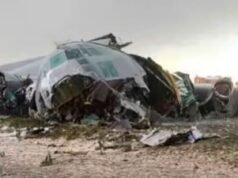 Acidente chocante na Bolívia: avião derrapa para fora da estrada ao pousar