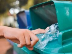 São aplicadas multas por depositar resíduos sem sacos na rua