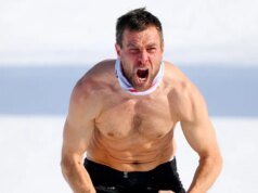 Benjamin Carl tira a roupa para comemorar sua medalha de ouro no snowboard nas Olimpíadas