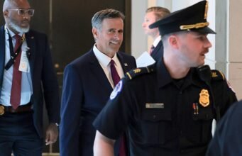 Dissidentes iranianos instados pela CIA a entrar em contato enquanto as negociações nucleares continuam