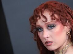 O fio dental do 28º aniversário de Chappell Roan aparece por baixo de suas calças