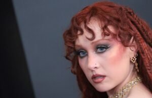 O fio dental do 28º aniversário de Chappell Roan aparece por baixo de suas calças