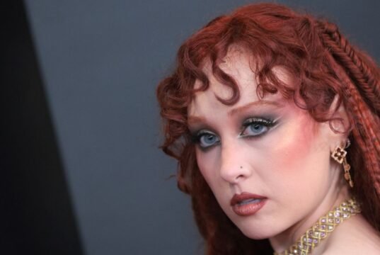 O fio dental do 28º aniversário de Chappell Roan aparece por baixo de suas calças