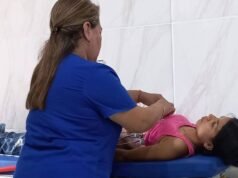 Eles realizam uma operação de saúde em Klodomira para emissão de registros escolares