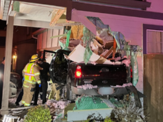 VÍDEO: Carro decola e bate na casa de Tigard