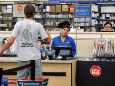 Walmart aumenta salários para funcionários de farmácia, com alguns empregos que não exigem diploma universitário