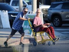 O frágil Andy Dick é empurrado para uma cadeira de rodas em Los Angeles após a reabilitação