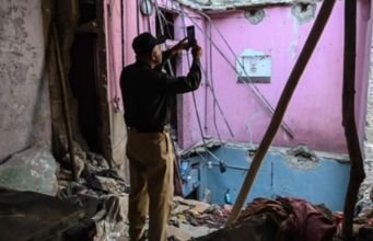 16 pessoas morreram e 14 ficaram feridas em uma explosão causada por um vazamento de gás em um prédio residencial em Karachi