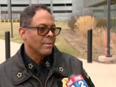 O chefe da polícia de Detroit, Bettison, quer que policiais sejam demitidos por causa de ligações de imigração