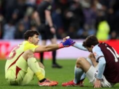 Dibu Martínez tentou salvar o Aston Villa, mas foi eliminado da FA Cup