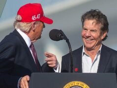 O ator Dennis Quaid se junta a Trump no palco em um evento de campanha no Texas