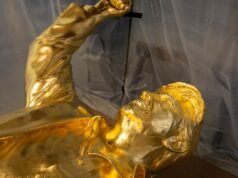 ‘Don Colossus’: uma estátua dourada de Trump jaz em uma oficina devido a uma disputa financeira