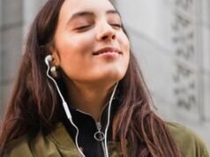 Fones de ouvido explodem no ouvido de mulher, causando perda auditiva: como se proteger e usá-los com segurança | Notícias sobre estilo de vida